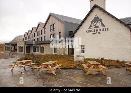 Tavoli da picnic all'esterno del Kingshouse Hotel, Ballachulish, Glencoe, Scottish Highlands, Scotland, REGNO UNITO Foto Stock