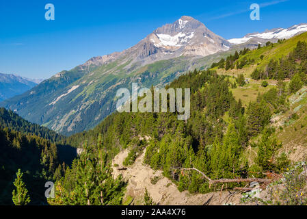 Estate dal paesaggio delle Alpi francesi. Picco con ripidi pendii e avvolgimento di alta strada di montagna su di essi. Foto Stock