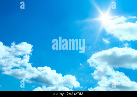 Ein schöner blauer Himmel mit weissen Wolken Foto Stock