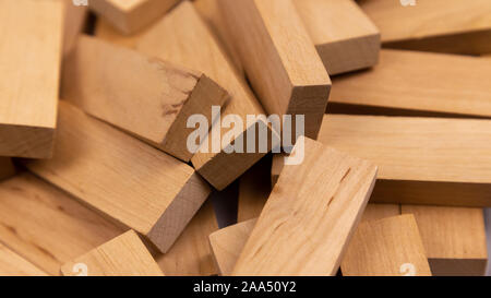 La trama di una pila di blocchi di legno che giacciono in modo casuale. Sfondo Foto Stock