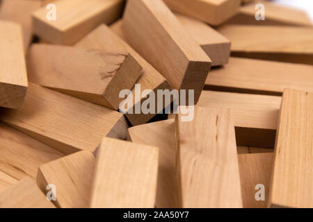 La trama di una pila di blocchi di legno che giacciono in modo casuale. Sfondo Foto Stock