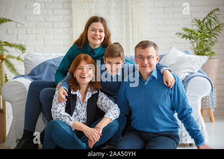 Sessione fotografica - famiglia amichevole. Ritratto di famiglia Foto Stock