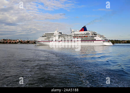 Hapag-Lloyd Europa cruiseliner lusso vela sul mare blu su un bel giorno di settembre in arrivo a Helsinki, Finlandia. Settembre 24, 2019. Foto Stock