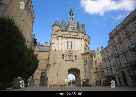 La porta o il cancello Porte Cailhau è bellissima architettura gotica del XV secolo. È sia un atteggiamento difensivo gate e arco trionfale. Bordeaux, Franc Foto Stock