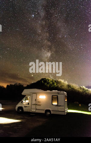 Camper sotto sulle stelle corrispondenti Foto Stock