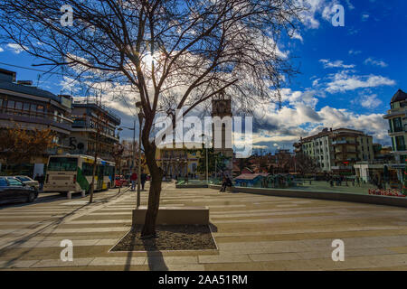 Strade centrale vicino alla piazza principale della città di Kozani contro un cielo nuvoloso. Kozani, Grecia. Foto Stock