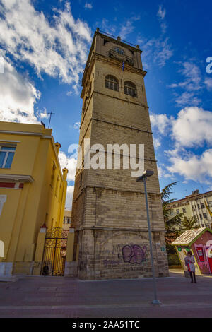 Il famoso Belfry presso la piazza centrale della città di Kozani in Macedonia - Grecia. Foto Stock