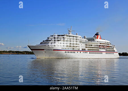 Hapag-Lloyd Europa cruiseliner lusso vela sul mare blu su un bel giorno di settembre in arrivo a Helsinki, Finlandia. Settembre 24, 2019. Foto Stock