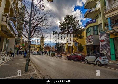 Strade centrale vicino alla piazza principale della città di Kozani contro un cielo nuvoloso. Kozani, Grecia. Foto Stock