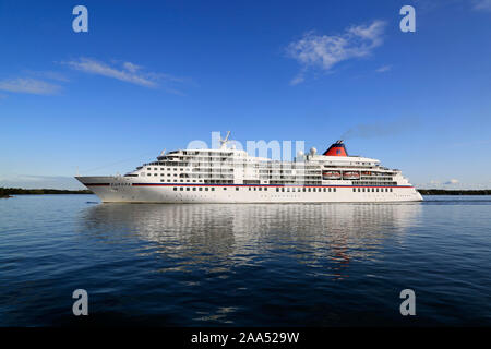 Hapag-Lloyd Europa cruiseliner lusso vela sul mare blu su un bel giorno di settembre in arrivo a Helsinki, Finlandia. Settembre 24, 2019. Foto Stock