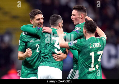 Irlanda del Nord Michael Smith (centro) celebra il suo punteggio i lati primo obiettivo del gioco con i tuoi compagni di squadra durante UEFA EURO 2020 partita di qualificazione alla Commerzbank Arena di Francoforte, in Germania. Foto Stock