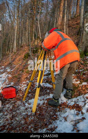 Geometra mentre egli sta svolgendo indagini tipografiche Foto Stock