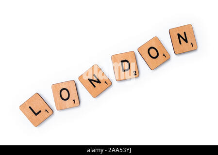 London, Regno Unito - 13 Giugno 2019: La parola Londra, farro con lettera in legno piastrelle su uno sfondo bianco. Foto Stock