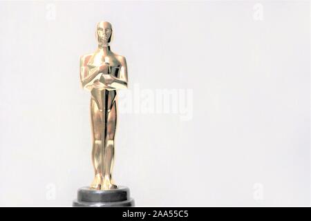 La statua dorata di Oscar su uno sfondo bianco. Il successo e il concetto di vittoria Foto Stock