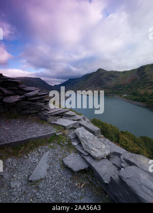 Llyn peris vicino a Llanberis snowdonia da un percorso di ardesia in una miniera Foto Stock