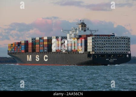 Contenitore,nave,l'Solent,Southampton,Porto,lite,caricato,carico,immissione,scaricare,Cowes,Isle of Wight,l'Inghilterra,UK, Foto Stock