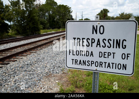 Nessun segno sconfinamenti di florida dept di trasporto accanto a linee ferroviarie kissimmee florida usa Foto Stock