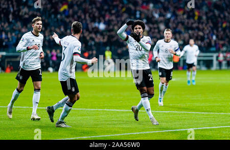 Francoforte, Germania. Xix Nov, 2019. Calcio: Campionato Europeo di qualificazione, fase di gruppo, gruppo C, decima Giornata, Germania - Irlanda del Nord a la Commerzbank Arena. La Germania Serge Gnabry (terza da sinistra) celebra il suo obiettivo da 1:1 a fianco della Germania dell'Jonas Hector (secondo da sinistra) e la Germania Leon Goretzka (sinistra). Nota importante: In conformità con i requisiti del DFL Deutsche Fußball Liga o la DFB Deutscher Fußball-Bund, è vietato utilizzare o hanno utilizzato fotografie scattate allo stadio e/o la partita in forma di sequenza di immagini e/o video-come sequenze di foto. Credi Foto Stock