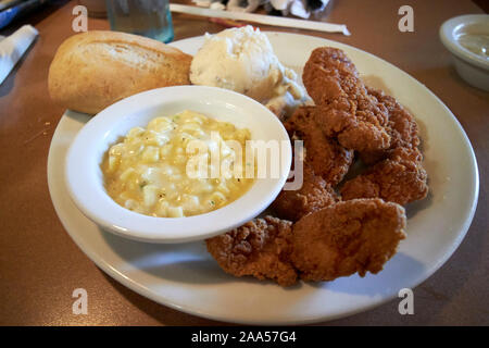 Il pollo fritto crema di patate di mais e pane pasto servito al dennys in Florida usa Foto Stock