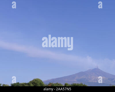 L'Italia, sicilia, vulcano attivo Etna-July 20, 2019. Vista da una distanza. Cielo blu Foto Stock