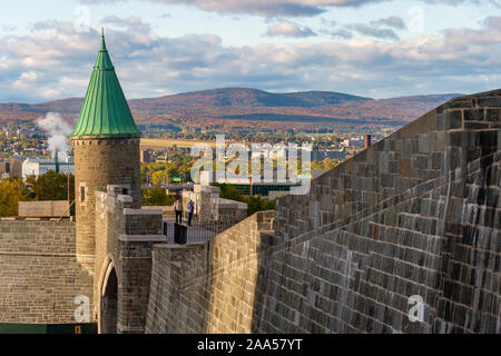 La città di Quebec, Canada - 4 October 2019: Porte San Jean (St John gate) è parte dei bastioni della città di Québec. Foto Stock