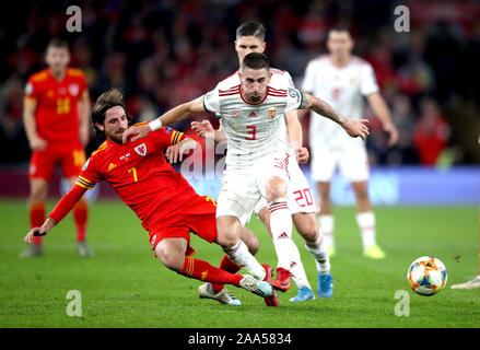 Il Galles Joe Allen (sinistra) e dell'Ungheria Zsolt Nagy (destra) battaglia per la sfera durante UEFA EURO 2020 partita di qualificazione al Cardiff City Stadium. Foto Stock