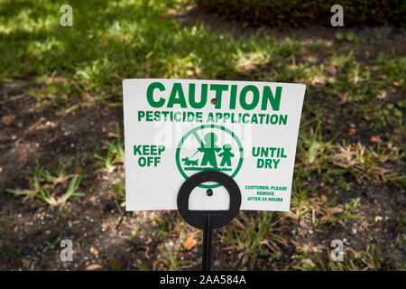 Attenzione firmare per l'applicazione di pesticidi al giardino in Florida usa Foto Stock