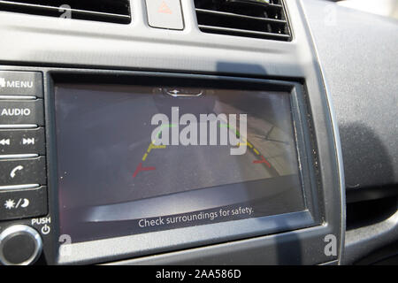 Schermo a sfioramento sul display dello schermo della telecamera di retromarcia in un auto in Florida usa Foto Stock