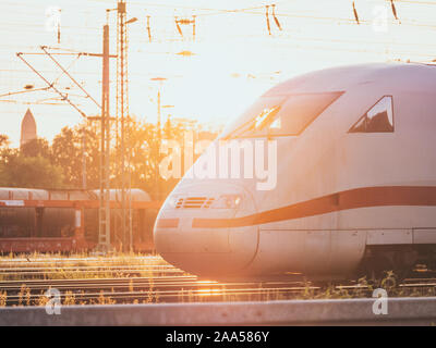 Punta del tedesco ICE il treno ad alta velocità durante il tramonto Foto Stock