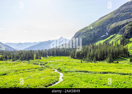 Angolo di alta vista del fiume che scorre attraverso il prato di campo sulla pista di ghiaccio al lago vicino Silverton, Colorado in agosto 2019 estate Foto Stock