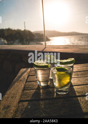 Tequilla sul lato spiaggia Mykonos, Grecia durante il periodo estivo Foto Stock