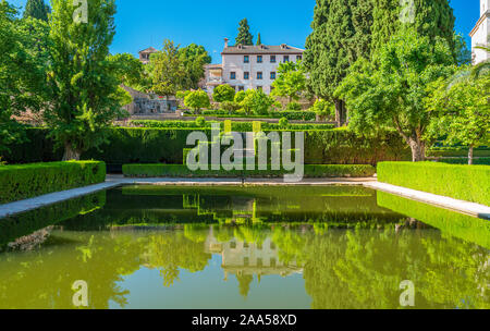 Idilliaco giardino nel palazzo dell'Alhambra di Granada. Andalusia, Spagna. Foto Stock