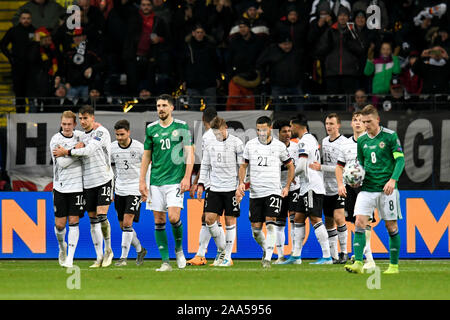 Francoforte, Germania. Xix Nov, 2019.al Campionato Europeo di qualificazione, fase di gruppo, gruppo C, decima Giornata, Germania - Irlanda del Nord a la Commerzbank Arena. La Germania Leon Goretzka (secondo da sinistra) cheers con i suoi compagni di squadra in Germania Julian Brandt (l), la Germania Jonas Hector (terza da sinistra) circa l'obiettivo di 2:1. Nota importante: secondo il DFL Deutsche Fußball Liga e DFB Deutscher Fußball-Bund è vietato utilizzare o hanno utilizzato le foto scattate nello stadio e/o durante la partita sotto forma di sequenza di foto e/o video-come le gallerie di foto. Foto: Tom Weller/d credito: dpa pi Foto Stock