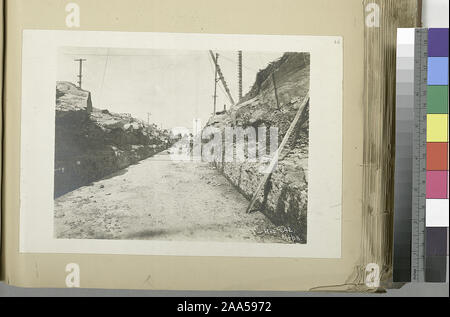 Una raccolta di fotografie separate accompagnato da un dattiloscritte, classificati elenco di titoli. Acc. Res. 642; Ashokan serbatoio. Scavo completato e pavimento in cemento posto per condotto in muratura per deviare il flusso del castoro uccidere. Contratto 3. Agosto 4, 1908 Foto Stock