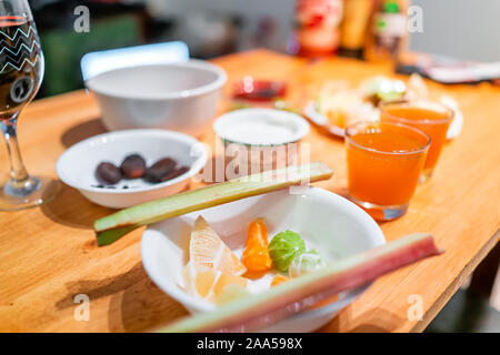 Sour alimenti fette di frutta ortaggi che serve l'impostazione sul tavolo di legno per la colazione con il rabarbaro, limone, lime e succo di kombucha bicchieri miracolo berry ta Foto Stock