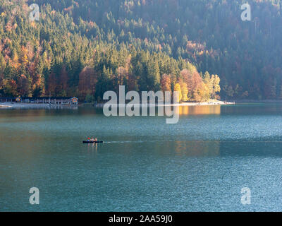 Immagine di kayaker su di una tranquilla montagna lago in autunno Foto Stock