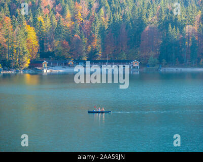 Immagine di kayaker su di una tranquilla montagna lago in autunno Foto Stock