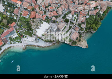 Antenna di overhead drone shot vista del villaggio litorale di Malcesine dal lago di garda Foto Stock