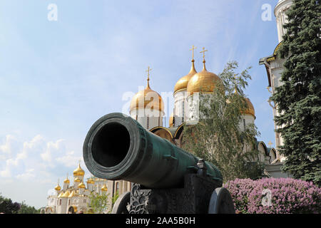 Tsar's cannon a Mosca il Cremlino e la Cattedrale dell'Assunzione Foto Stock