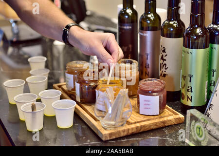 Campioni di degustazione di inceppamento organico all olio di oliva la sessione di degustazione, Chiavalon Olio d'oliva station wagon, Dignano, Istria, Croazia Foto Stock