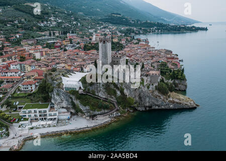 Angolo alto antenna fuco shot vista del castello di Malcesine villaggio in Italia Foto Stock