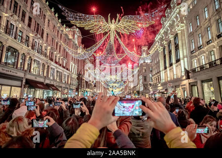 Londra, Regno Unito. 14 Nov 2019. Regent Street le luci di Natale accensione con fuochi d'artificio. Credito: Guy Corbishley/Alamy Live News Foto Stock