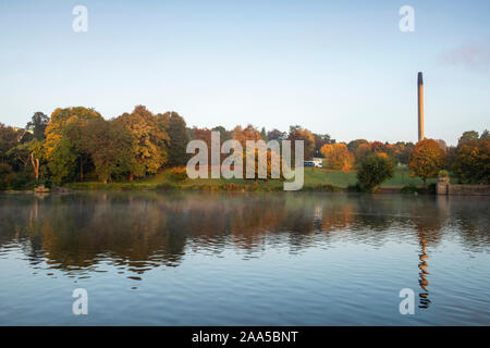 In autunno le riflessioni del mattino al Parco Highfields, Nottingham England Regno Unito Foto Stock