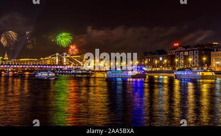 9 maggio 2019 vista la festosa fuochi d'artificio oltre il fiume di Mosca in onore del giorno della vittoria a Mosca. Foto Stock