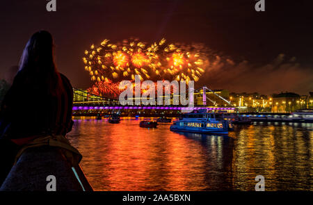9 maggio 2019 vista la festosa fuochi d'artificio oltre il fiume di Mosca in onore del giorno della vittoria a Mosca. Foto Stock