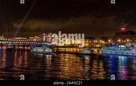 9 maggio 2019 vista la festosa fuochi d'artificio oltre il fiume di Mosca in onore del giorno della vittoria a Mosca. Foto Stock
