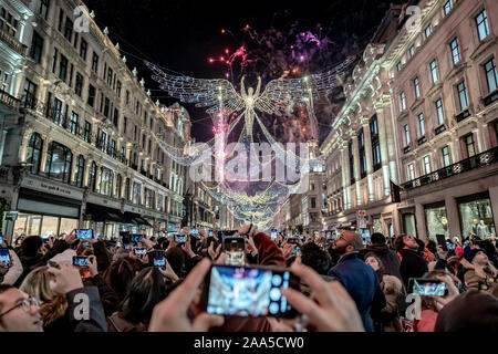 Londra, Regno Unito. 14 Nov 2019. Regent Street le luci di Natale accensione con fuochi d'artificio. Credito: Guy Corbishley/Alamy Live News Foto Stock