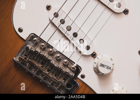 Roma, 17 novembre 2019. Elevato angolo di visione in vecchio stile di chitarra elettrica corpo bianco Seymour Duncan pick up e ponte di corde Foto Stock