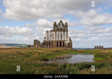 Whitby Abbey e stagno. Visitatori e parte di Whitby. Foto Stock