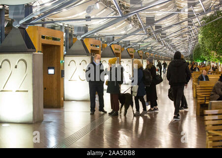 Gothenburg, Svezia. 1 Nov, 2019. I viaggiatori sono visibili presso la sala principale della Nils Ericson Terminal a Göteborg.Per un efficiente servizio passeggeri utilizza 29 cancelli, coopera con gli operatori come Flixbus, Bus4You, Nettbuss express, Swebus Express e Eurolines. Credito: Karol Serewis SOPA/images/ZUMA filo/Alamy Live News Foto Stock